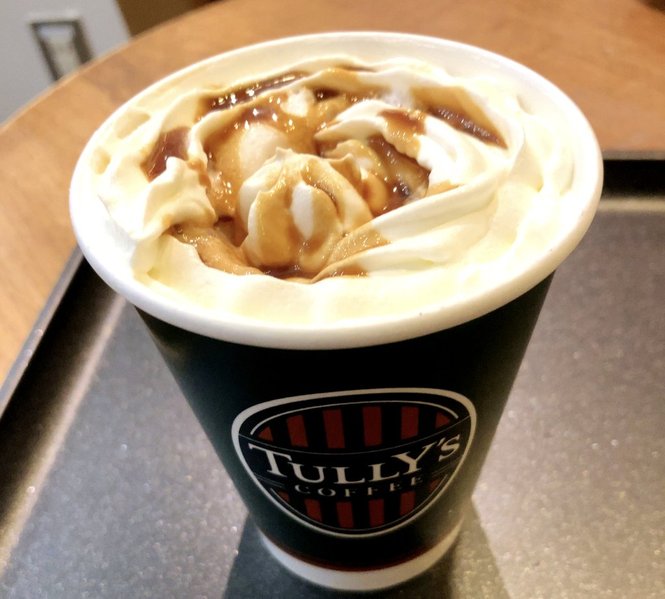 タリーズコーヒーのアイリッシュラテを店内テーブルで撮影した写真
