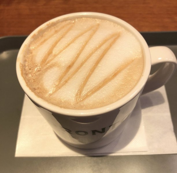 プロントのメープルバニララテを店内で撮影した写真
