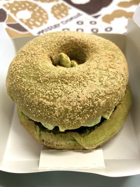 ミスド「どら抹茶　つぶあん華ホイップ」写真