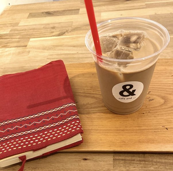 千葉市　カフェ　cafe and...　黒糖コーヒーミルク　写真